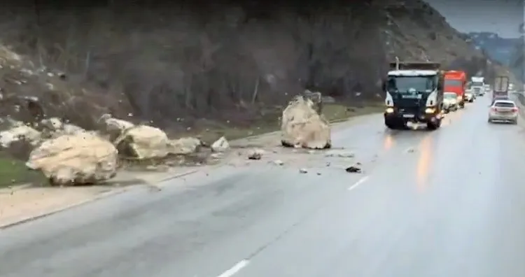 На трассу Севастополь – Бахчисарай упало 7 тонн скалы