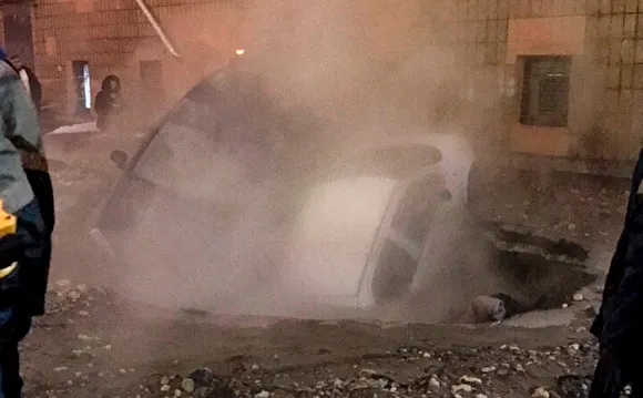 В Петербурге несколько машин провалились в яму с кипятком