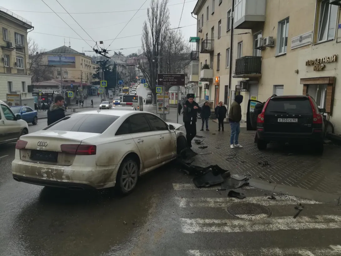 Стало известно, как автомобиль протаранил магазин в Севастополе