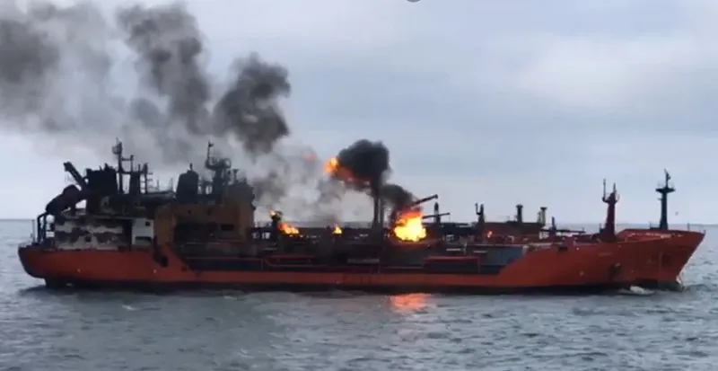 Появилось видео пожара на судах в Керченском проливе