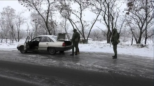 Силовики ЛНР в рамках операции "Кольцо" проверяют документы у водителей