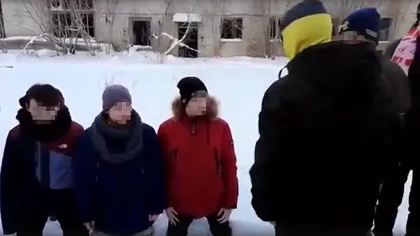 В Твери толпа избила и унизила троих подростков, снимая сцену на видео