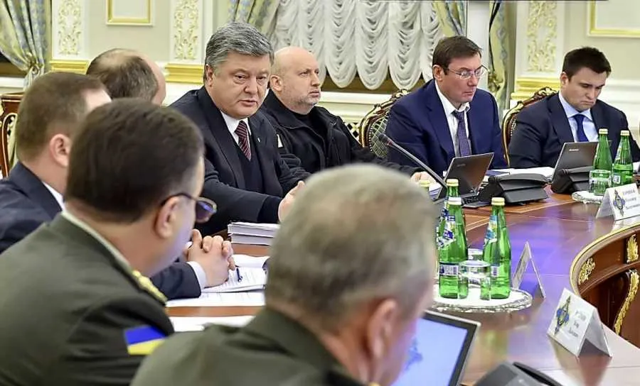 Порошенко ввел в действие секретное решение СНБО по итогам военного положения