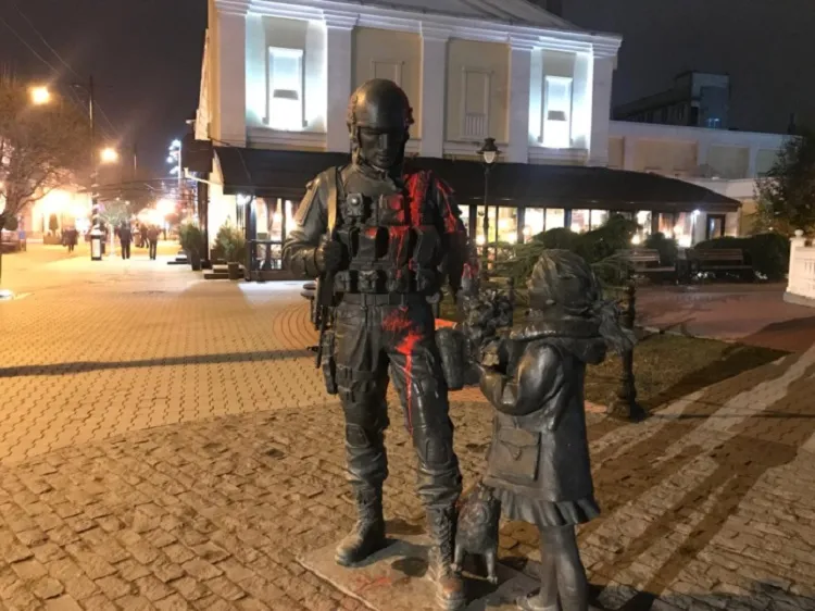 В столице Крыма облили краской памятник Вежливым людям