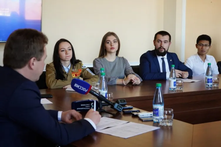 Губернатор Севастополя предложил студентам грантовые миллионы и стажировку в правительстве 