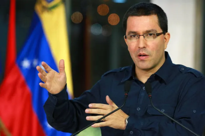 Глава МИД Венесуэлы опроверг слухи об обращении Мадуро за военной помощью к Москве
