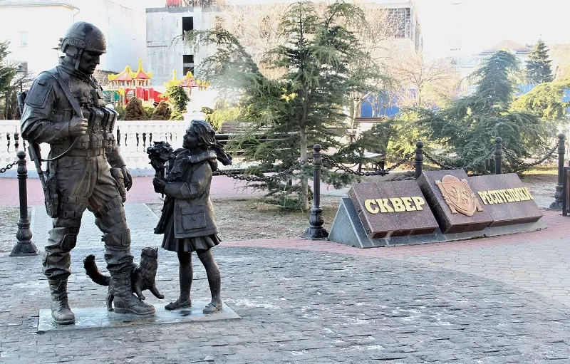 За нападение на памятник Вежливым людям в Крыму могут возбудить уголовное дело