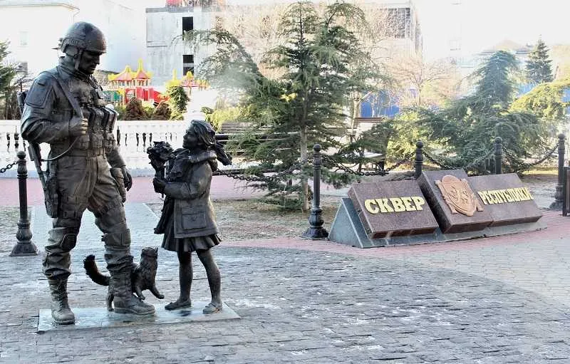 Памятник Вежливым людям в Крыму осквернил гражданин Украины