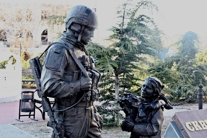 Обливший краской памятник Вежливым людям в Крыму пьянчуга арестован