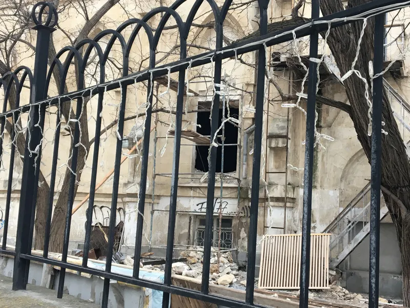Кувалдой по «Дружбе»: что происходит с католическим костёлом в Севастополе