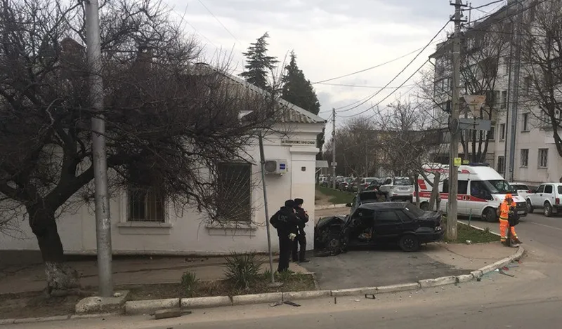 В Севастополе в здание больницы влетел автомобиль