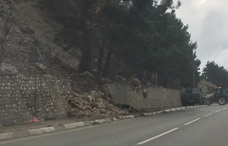 На трассе под Севастополем рухнула подпорная стена