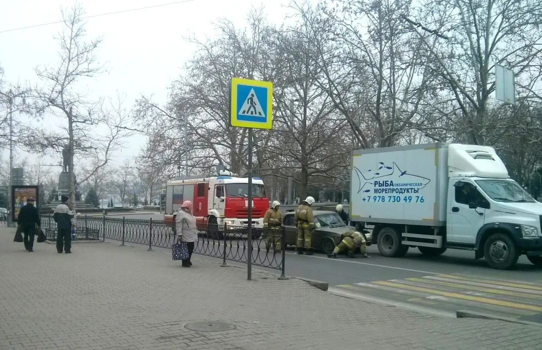 В Севастополе «жигулёнок» врезался в рефрижератор