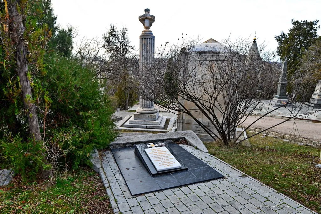 Наследные варвары: кто устроил могильный самострой на Братском кладбище 