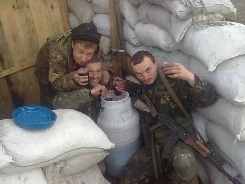 В Донбассе боевики ВСУ избили продавца за русскую музыку в магазине