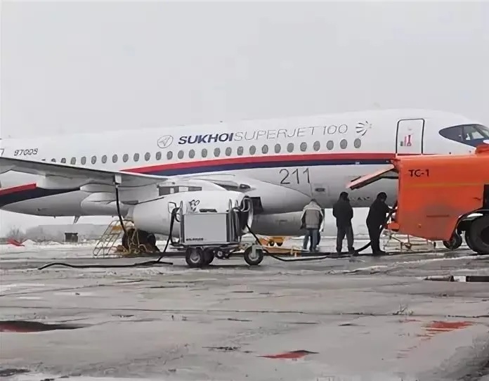 Superjet 100 повредил крыло, ударившись из-за гололеда о мачту освещения в "Домодедово"