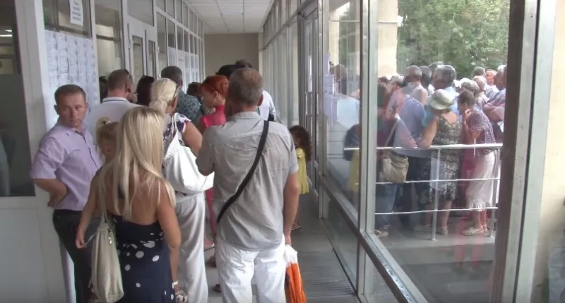 Живые очереди и подпольная торговля талонами вернулись в МФЦ Севастополя?