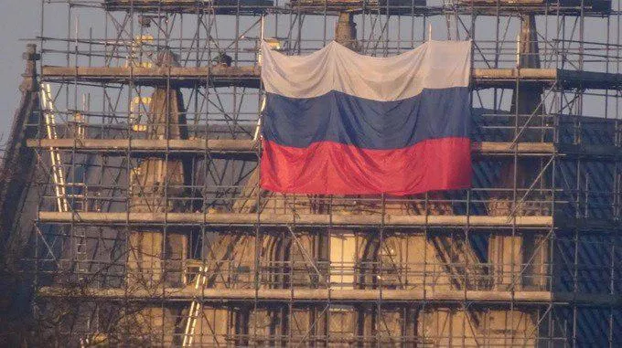 Неизвестные повесили российский флаг на соборе в Солсбери 