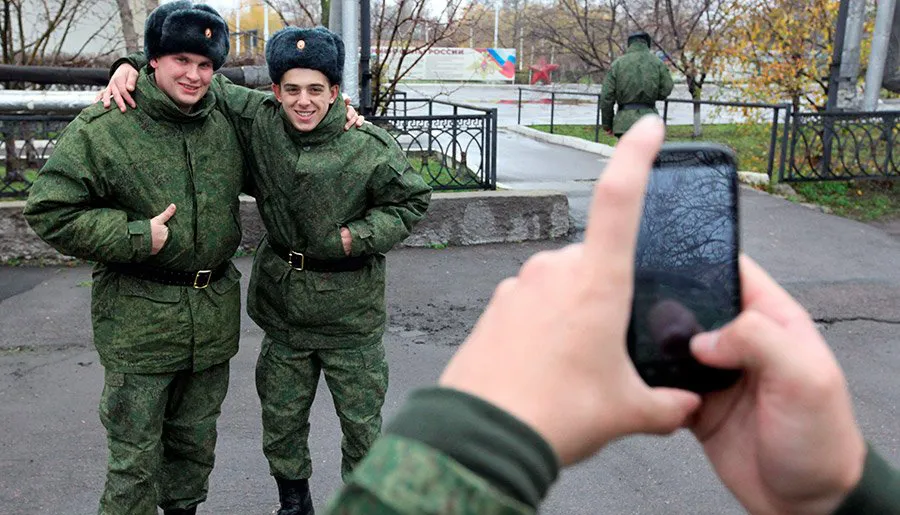 Госдума запретила военным иметь гаджеты и публиковать информацию о службе
