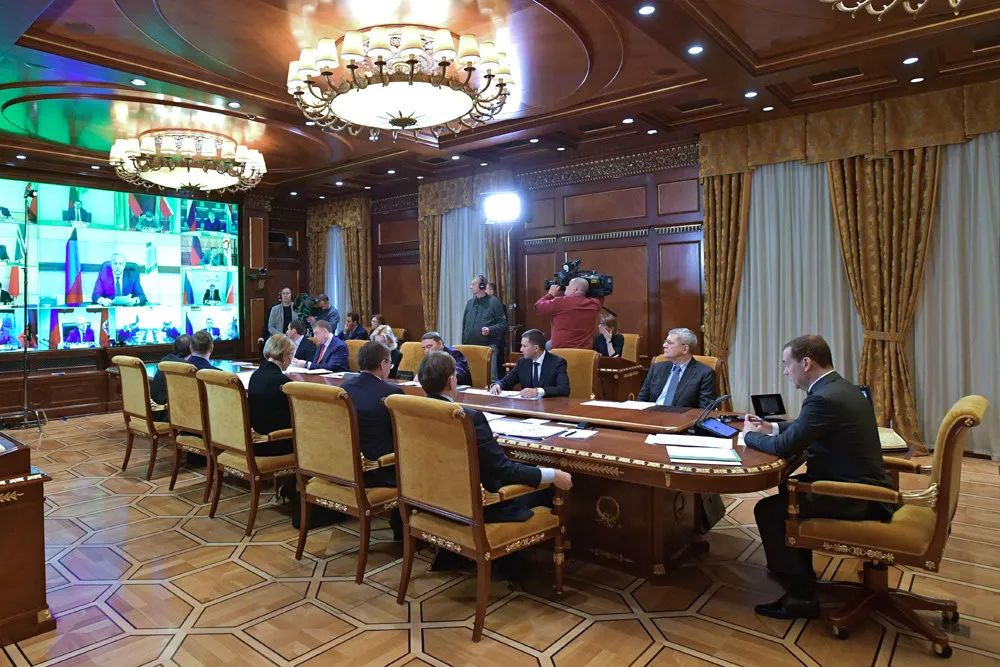 Медведев предупредил о недопустимости переплаты за вывоз мусора