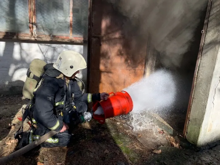 Пожарные одолели «красного петуха» на заводе в Крыму