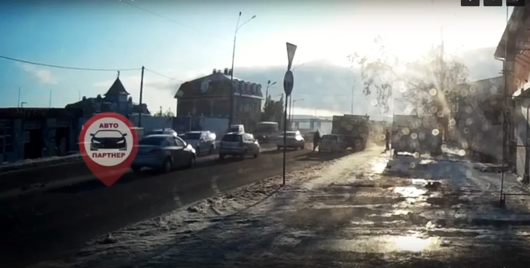 В Севастополе автолюбитель не увидел припаркованный КамАЗ 