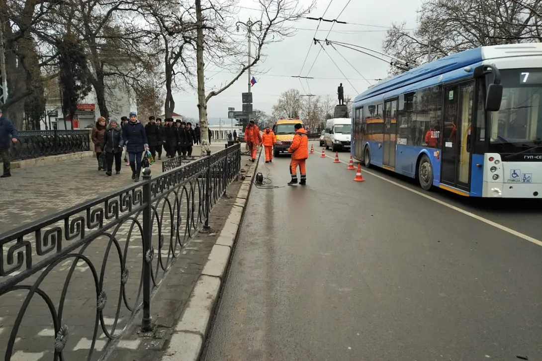В Севастополе пьяный водитель снёс ограждение у площади Нахимова 