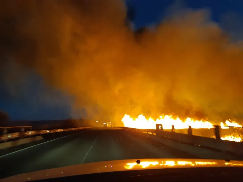 Автомобили в Крыму ехали по огненному коридору