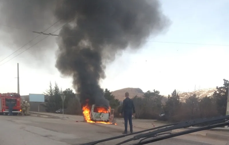 На автодороге в Крыму огонь уничтожил машину