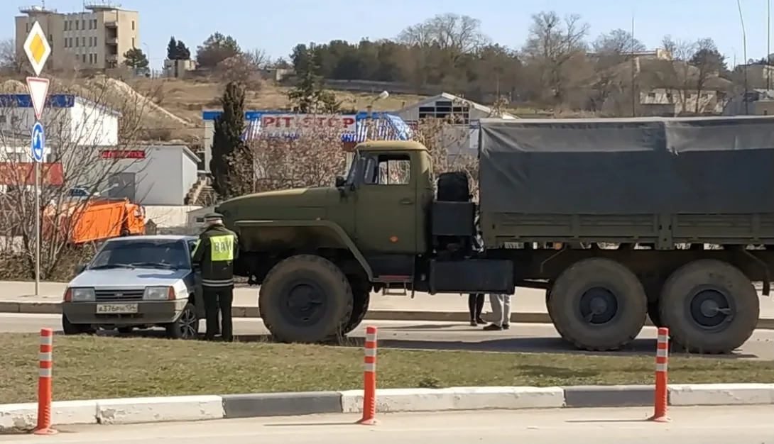 В Севастополе военный грузовик врезался в «девятку»