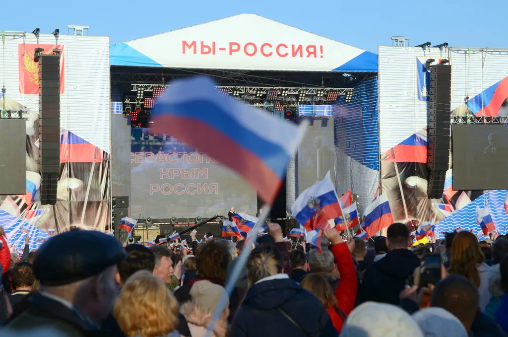 В Севастополе на концерте в честь воссоединения с Россией люди обнимались снова