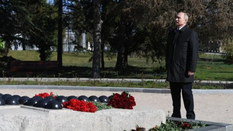 Путин возложил цветы к памятнику адмиралу Корнилову в Севастополе