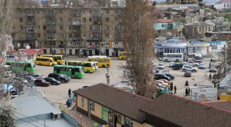 Площадь Захарова в Севастополе останется в автобусном плену