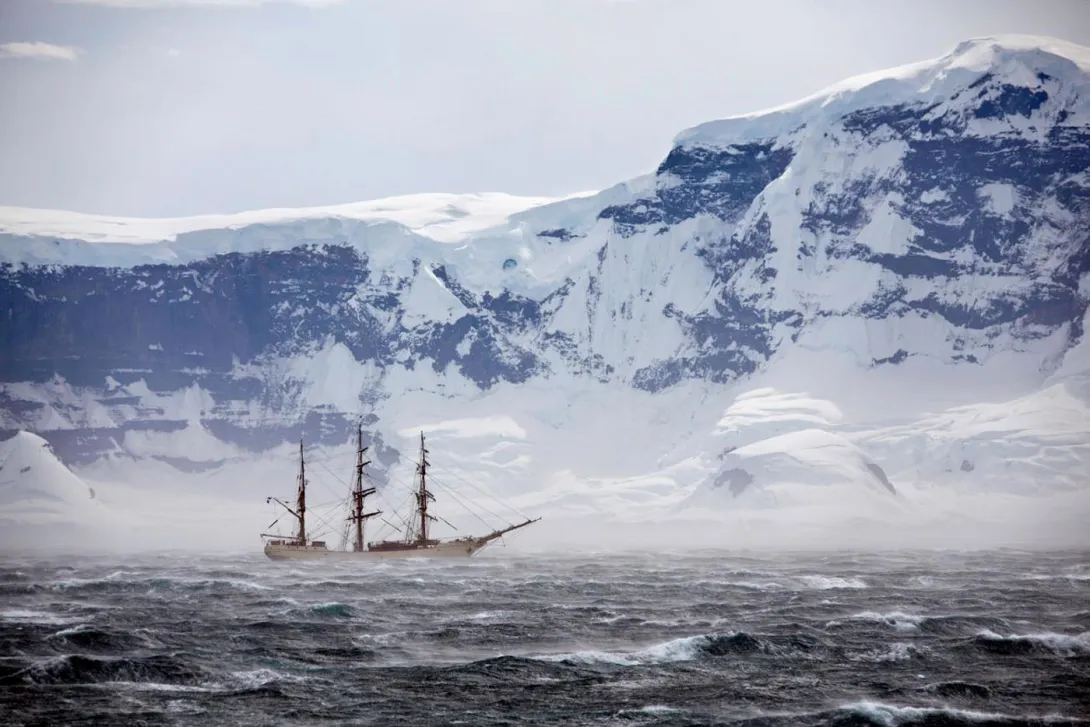 Медведев распорядился организовать кругосветную экспедицию к Антарктиде