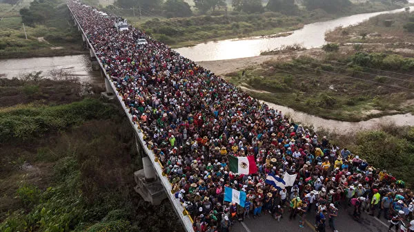Новый караван мигрантов начал движение по Мексике к США