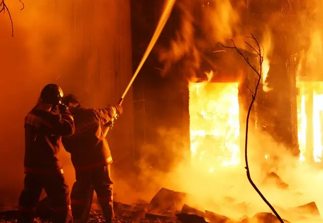 При пожаре на Кузбассе погибла женщина с детьми
