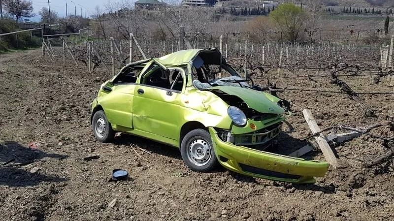 На юго-востоке Крыма водитель в хлам разбил легковушку