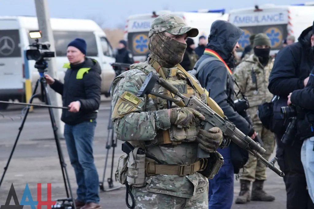 Военнослужащий ВСУ в Донбассе выстрелил из автомата в журналиста за отказ отдать камеру