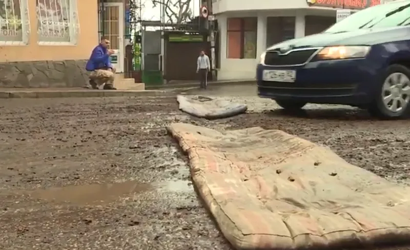 Жители Крыма отремонтировали дорогу старыми матрасами
