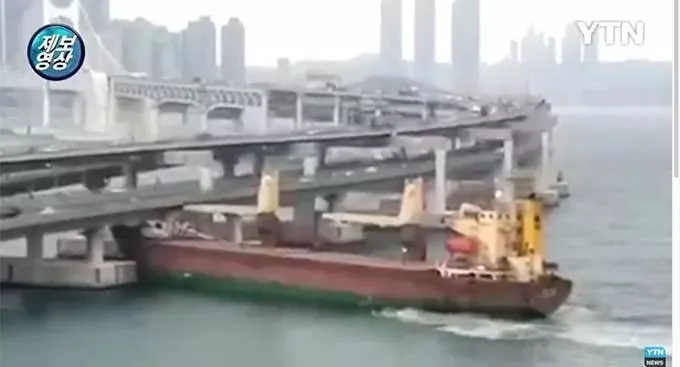 Власти Пусана конфисковали протаранившее мост российское судно