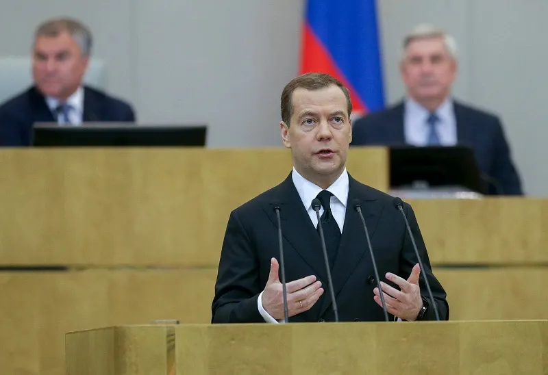 Заоблачными ценами на бензин в Крыму озаботился Медведев