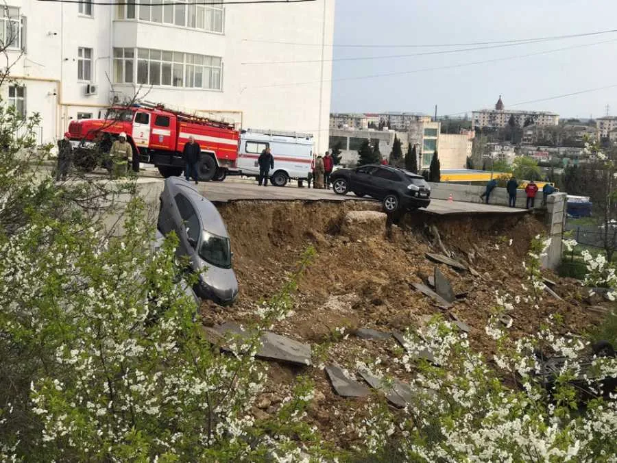 Жителям дома в Севастополе с рухнувшей парковкой вернули электричество