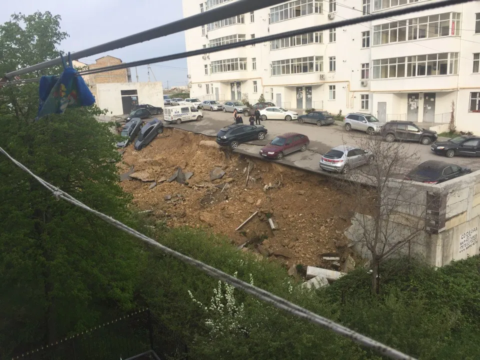 В Севастополе жители дома с рухнувшей парковкой остались без света и тепла