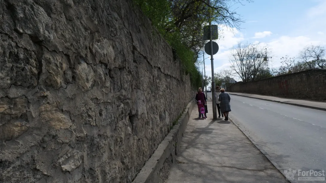 В Севастополе может рухнуть ещё одна подпорная стена