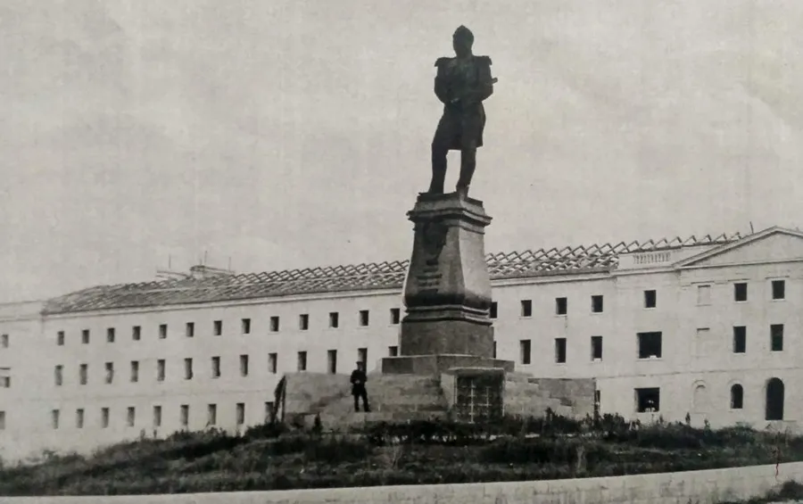 Памятник адмиралу Лазареву в Севастополе будет виден с Графской пристани