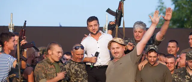 Донбасс рад уходу Порошенко, но не забыл Зеленскому «мразей» в свой адрес