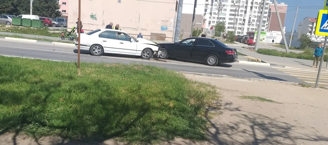BMW и Mercedes продолжили «вечную битву» на дорогах Севастополя 