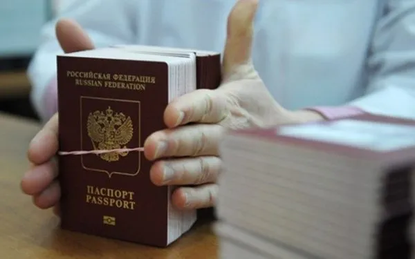 Опубликованы кадры очередей за российскими паспортами в Донецке