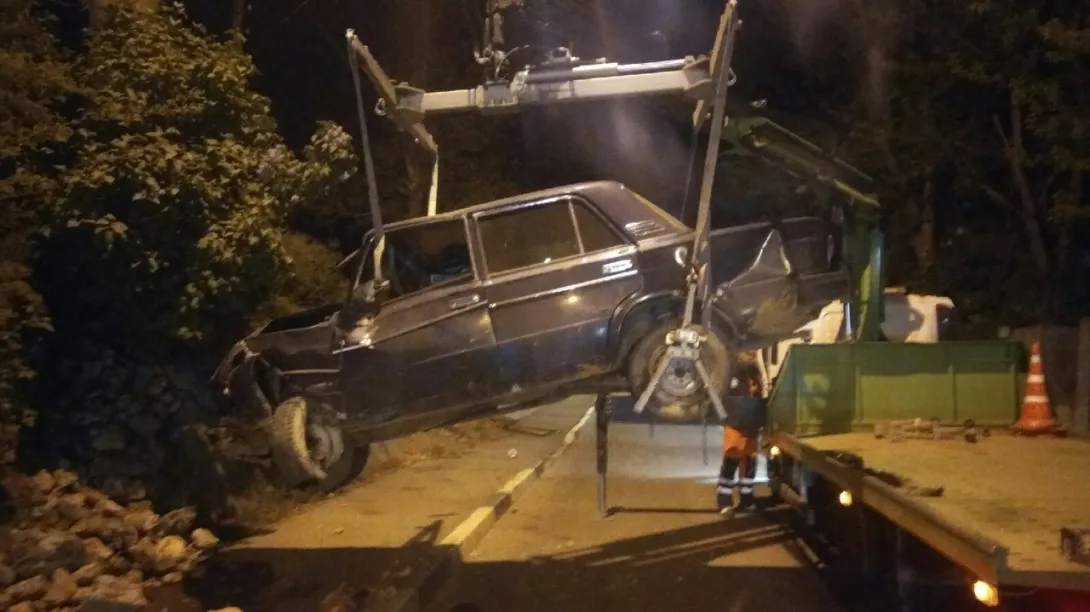 В Севастополе полиция ищет водителя разбитого ВАЗа 