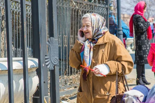 Роспотребнадзор рассказал, как пожилым людям защититься от мошенников